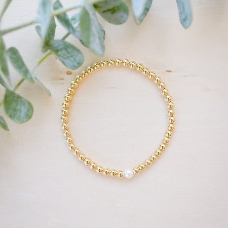 Gold beaded bracelet with single freshwater pearl 