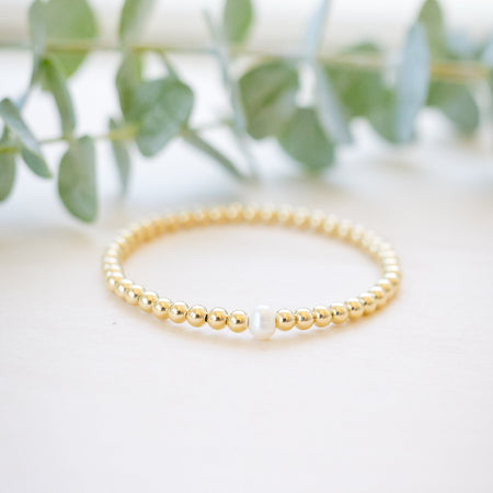 Gold beaded bracelet with single freshwater pearl 