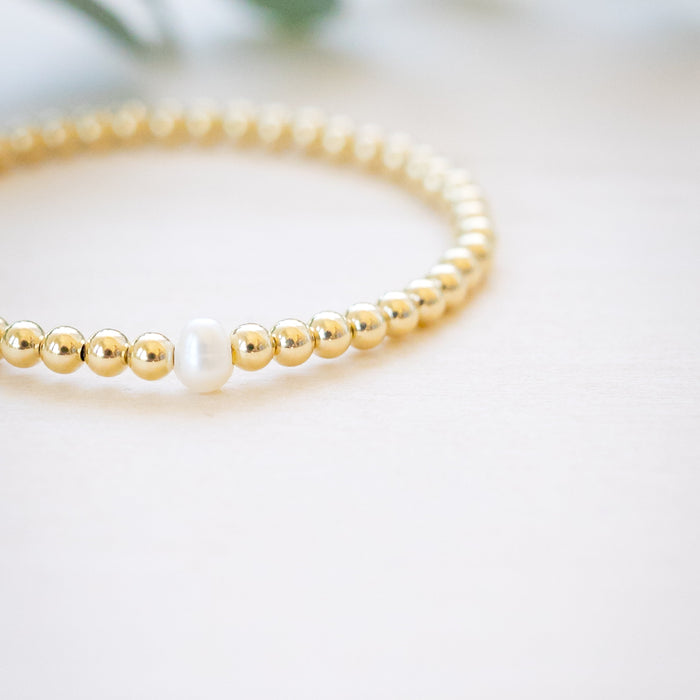 Gold beaded bracelet with single freshwater pearl 